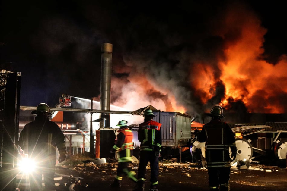 Rund 250 Feuerwehrleute waren in der Nacht auf Freitag beim Großbrand in der Papierfabrik bei Marburg im Einsatz.
