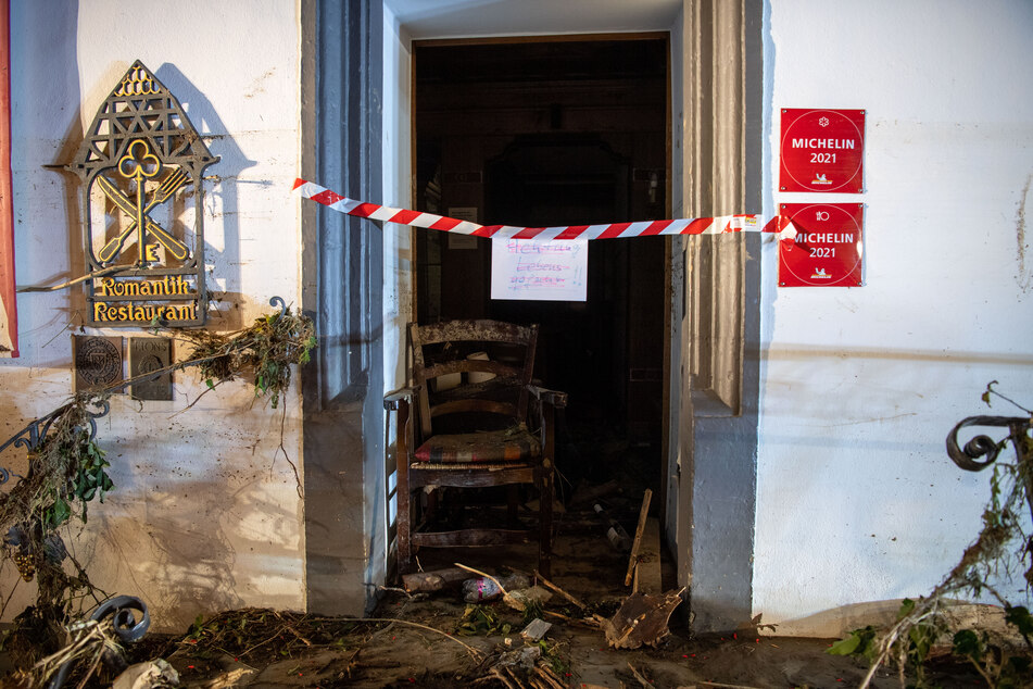 Rheinland-Pfalz, Bad Neuenahr-Ahrweiler: Im Eingang eines Hotels hängt ein Schild mit der Aufschrift "Achtung Lebensgefahr".