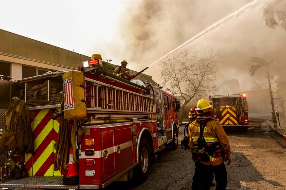 Los Angeles city and fire officials put on a united front Saturday following reports of a furious row over the handling of wildfires raging throughout the city.