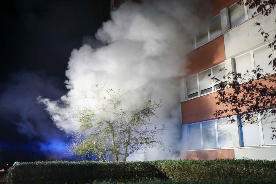 Im Kellerbereich des Mehrfamilienhauses brach das Feuer aus.