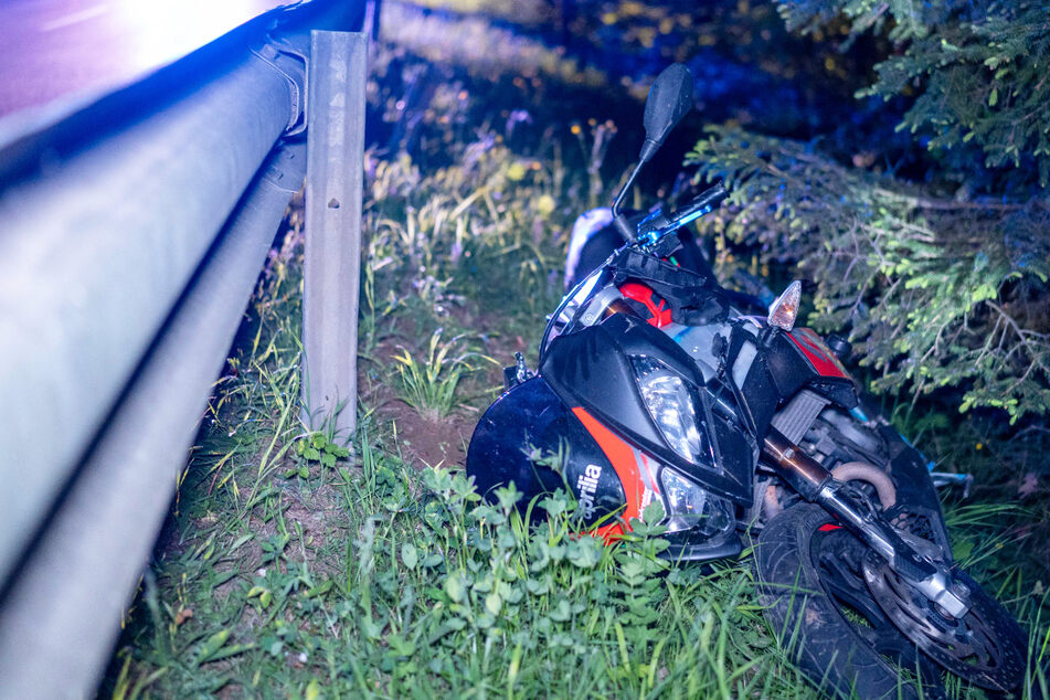 Ein Motorradfahrer ist bei einem Unfall auf der Kreisstraße NM2 in Bayern mit seiner Maschine zu Fall gekommen.