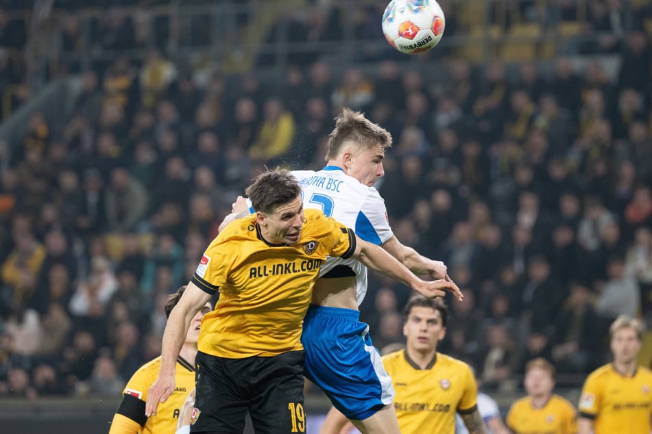 Herthas Marten Winkler (23, r.) und Dynamos Alexander Rossipal (29) gehen zum Kopfball hoch, danach steht es 1:0.