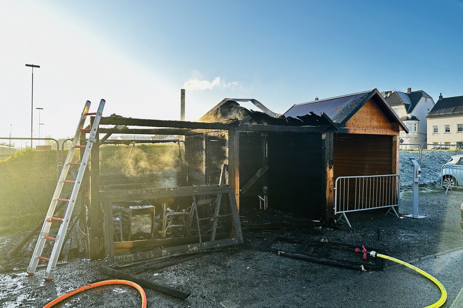 Corona-Teststation in Bergisch Gladbach brennt vollkommen aus