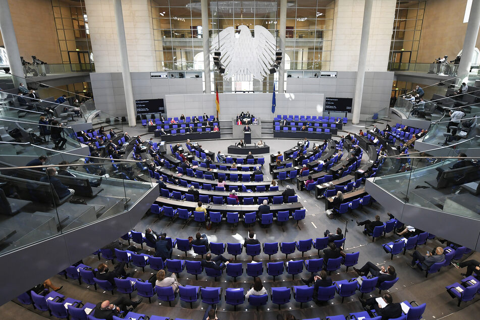 Gesundheitsminister Jens Spahn (40, CDU) spricht bei einer Sitzung des Bundestags. Anschließend wurde die Notbremse beschlossen.