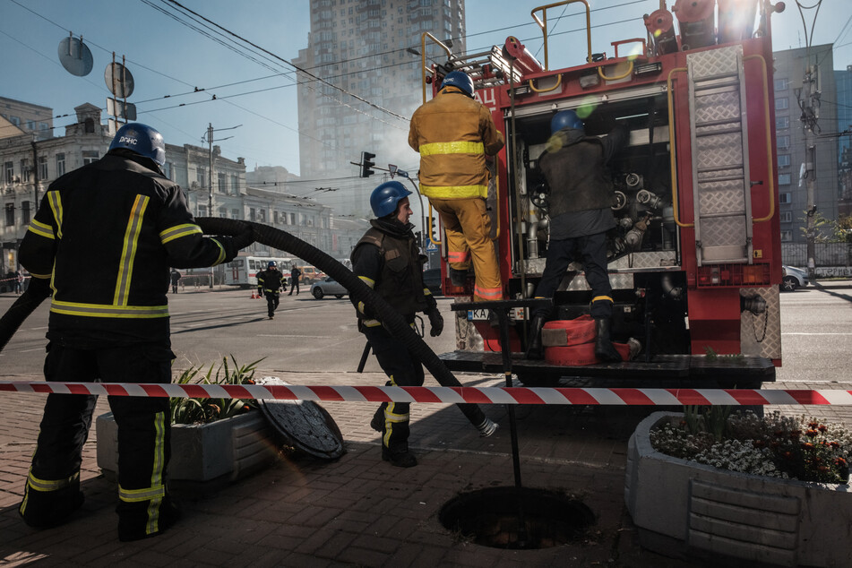 Feuerwehrmänner in Kiew eilen zu einem Brand, nachdem Russland die ukrainische Hauptstadt mit einer Welle von Terror-Dronen angegriffen hat. Das Bild entstand im Oktober 2022.