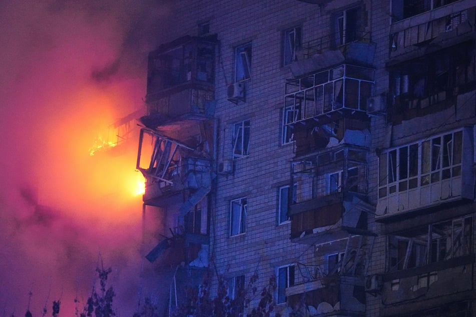 Ungeachtet der Gespräche in Florida: Russland setzt seine Angriffe in der Ukraine fort! Das Foto zeigt ein brennendes Wohnhaus in Wyschgorod, außerhalb von Kiew, nach einem Angriff Ende November. (Archivfoto)