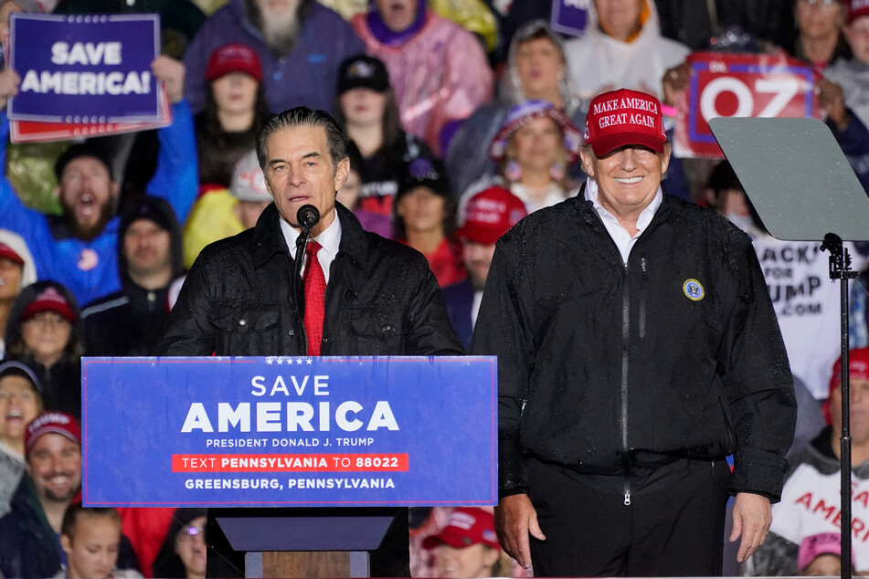 Vor den Senatswahlen in den USA unterstützt Trump (75,r) Mehmet Oz (61, l.), Kandidat für Pennsylvania, bei einer Wahlkampfveranstaltung in Greensburg.