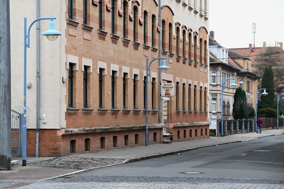 Unbekannte bedrängten in der Heinrich-Kretschmann-Straße eine ältere Frau und griffen einen 55-Jährigen an. Die Polizei sucht Zeugen. (Archivbild)