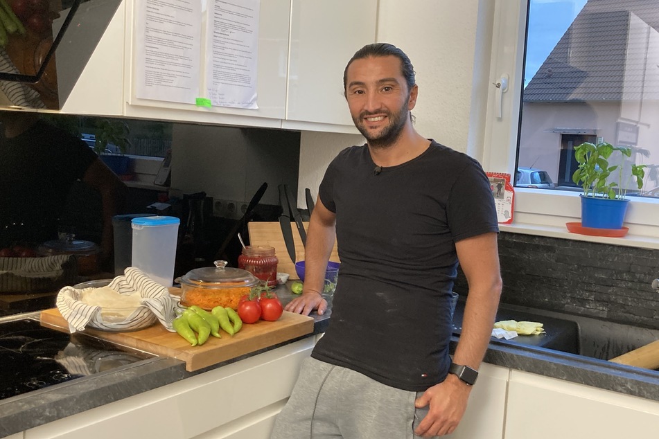 Mustafa (38) liebt türkisches Essen und möchte es seinen Gästen näherbringen.