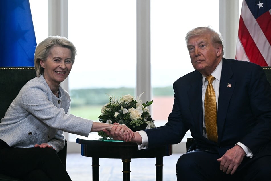 US President Donald Trump (r.) shakes hands with European Commission President Ursula von der Leyen after agreeing on a trade deal between the two economies following their meeting in Turnberry, Scotland, on July 27, 2025.