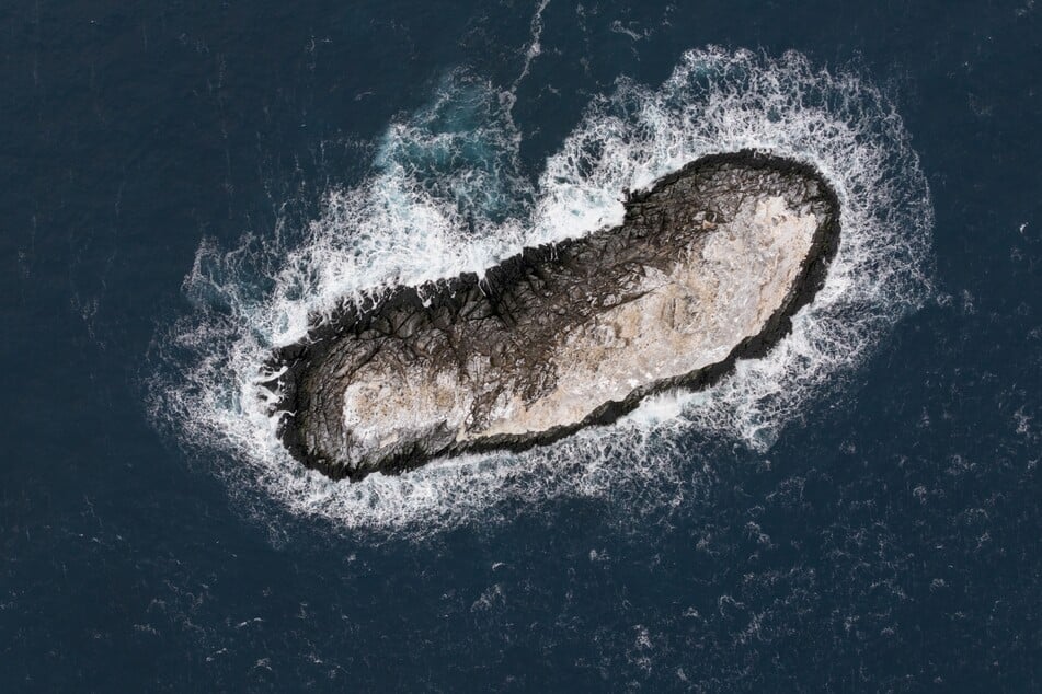 Die noch namenlose Insel ist rund 130 Meter lang und rund 50 Meter breit.