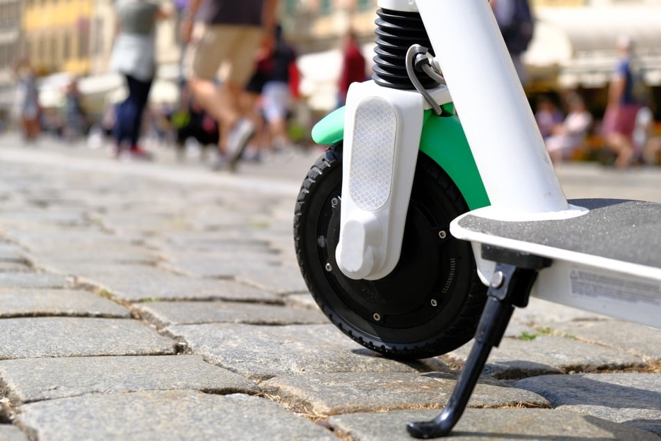 Der E-Scooter-Fahrer flüchtete vom Tatort und ließ den 11-Jährigen verletzt zurück. (Symbolbild)