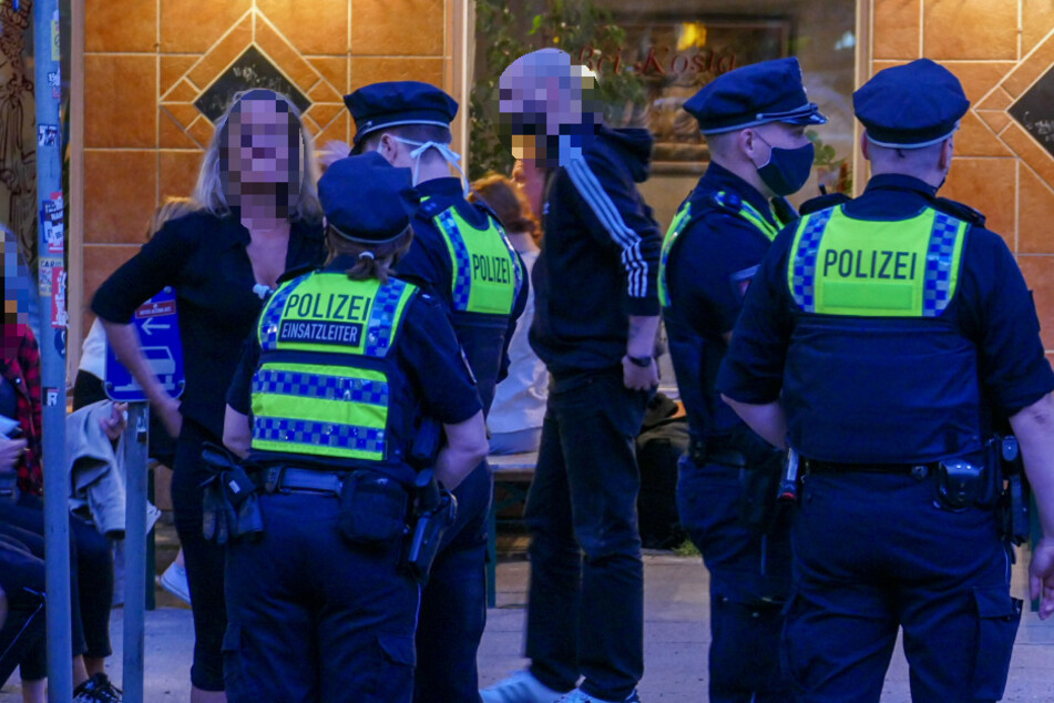 Polizisten nehmen die Aussagen der Augenzeugen auf.
