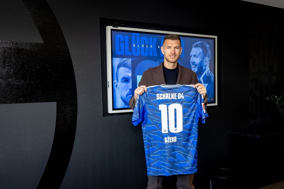 Edin Džeko (39) trägt ab jetzt das Trikot des FC Schalke 04.