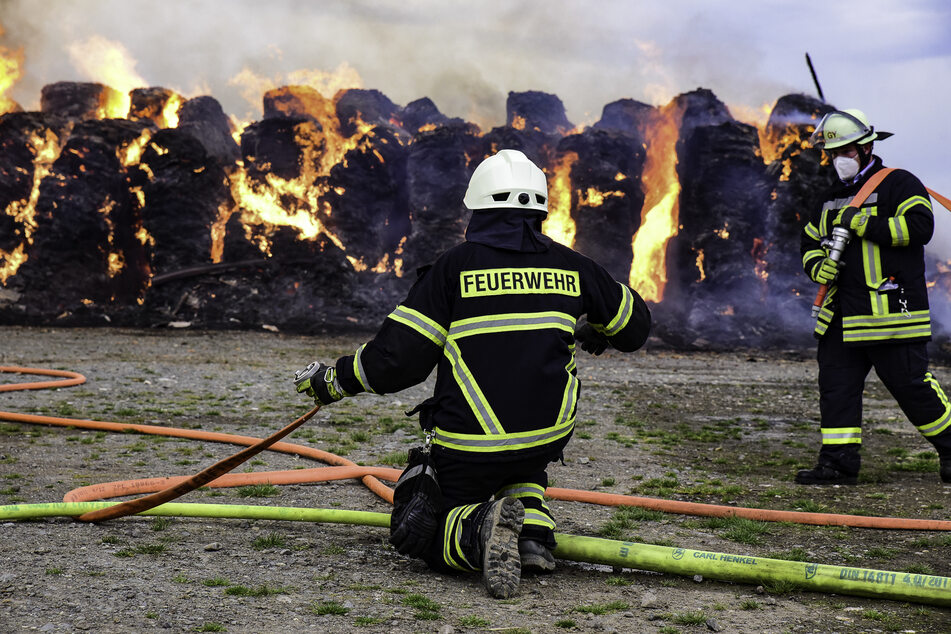 Einsatzkräfte der Feuerwehr mussten den großen Brand löschen. Von der Scheune blieb nichts mehr übrig.