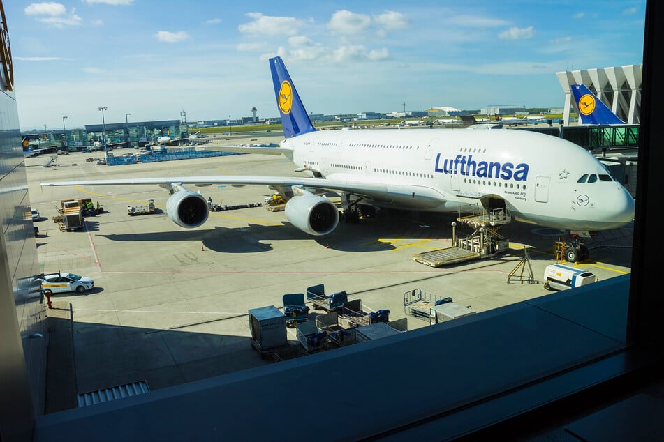 Großeinsatz am Flughafen Frankfurt: Polizei und Notarzt empfangen Lufthansa-Flieger
