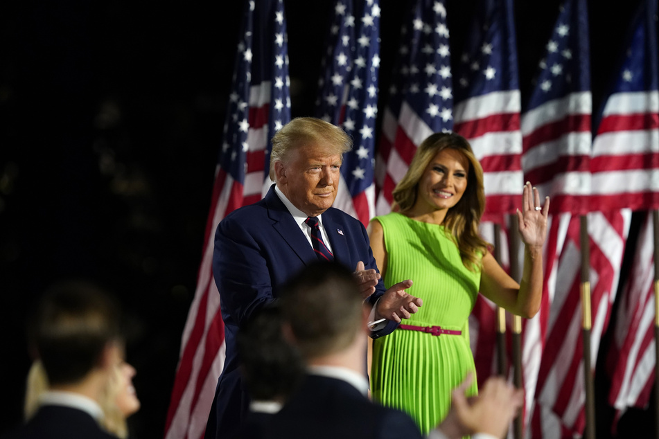 Donald Trump, Präsident der USA, und First Lady Melania Trump treffen auf dem Südrasen des Weißen Hauses während des Parteitages der Republikaner ein.