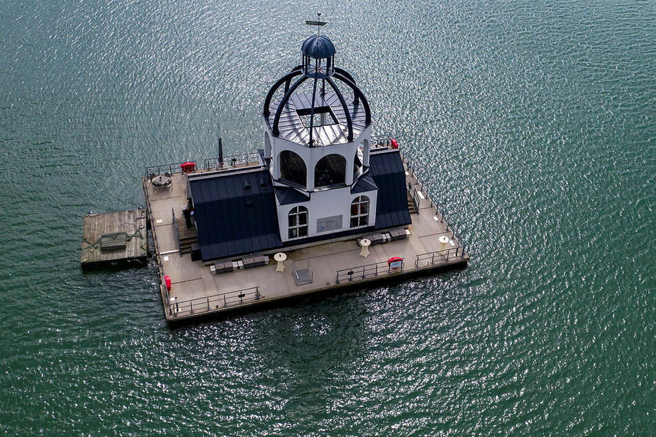Mitten auf dem Störmthaler See schwimmt die Kirche Vineta.