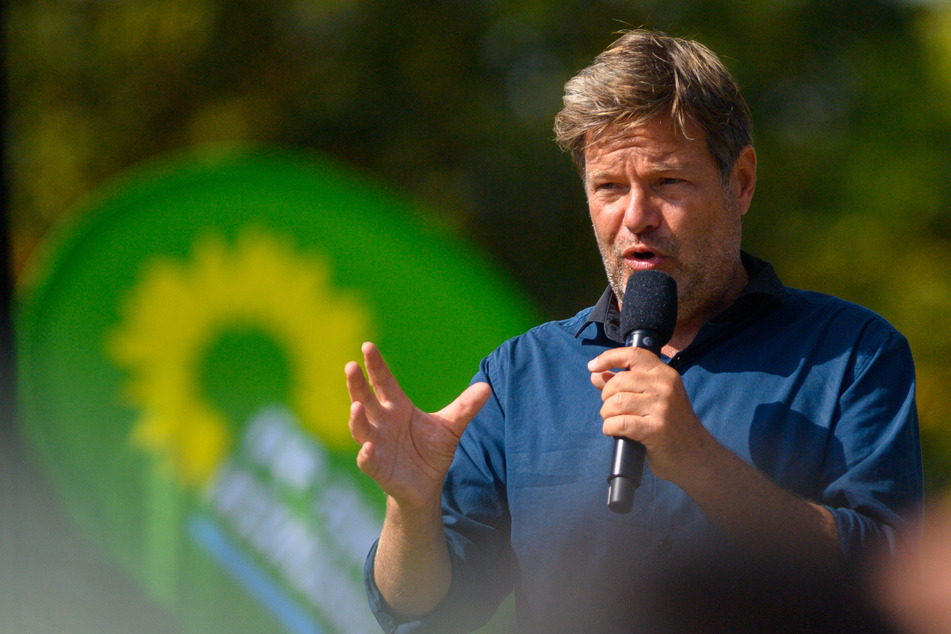 Impfgegner und Querdenker stören Rede von Grünen-Chef Habeck massiv