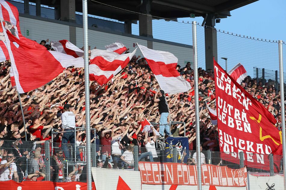 Der FSV Zwickau traf am Sonntag auf Energie Cottbus: 8697 Zuschauer sahen sich das Spiel im Stadion am. Zuvor kam es laut Polizei zu Auseinandersetzungen.