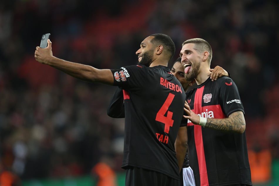 Robert Andrich (29, r.) und Jonathan Tah (28, l.) gewannen mit Bayer 04 Leverkusen in der vergangenen Saison das Double.