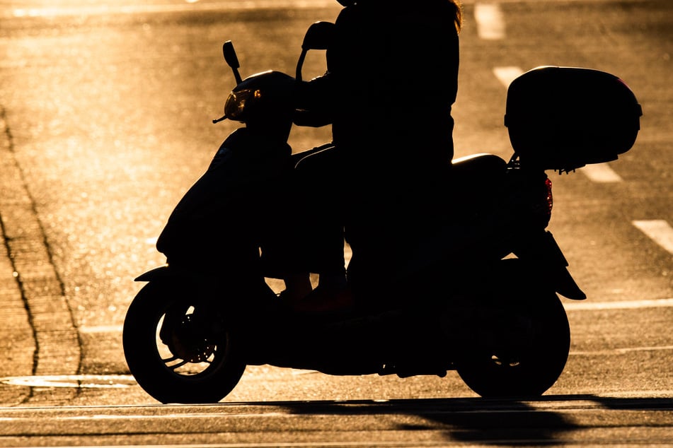 Der Rollerfahrer (61) erlitt bei dem Unfall lebensgefährliche Verletzungen. (Symbolfoto)