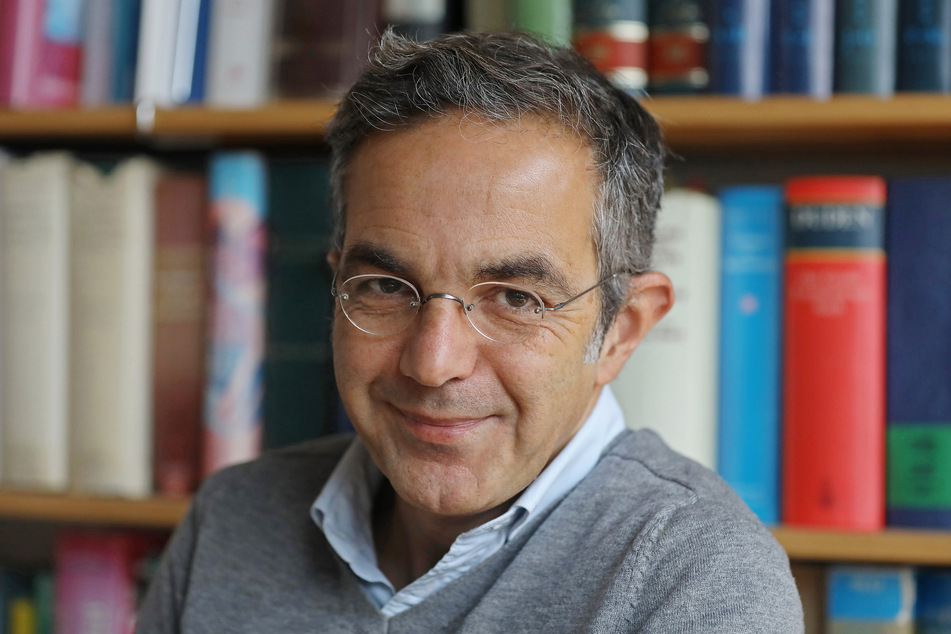 Navid Kermani sitzt in seinem Arbeitszimmer.