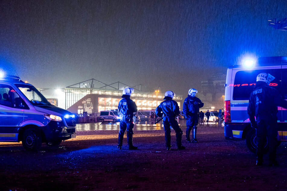 Polizeikräfte sichern nach dem Spiel das Millerntor-Stadion in Hamburg.
