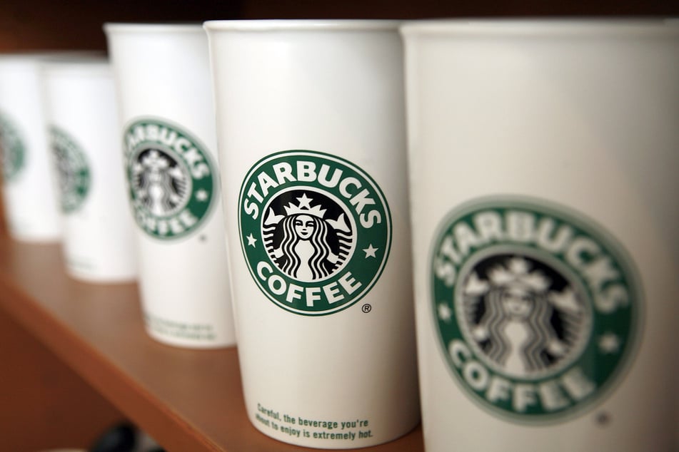 In den Kaffeebechern von Starbucks ist je nach Größe auch die entsprechende Menge drin.
