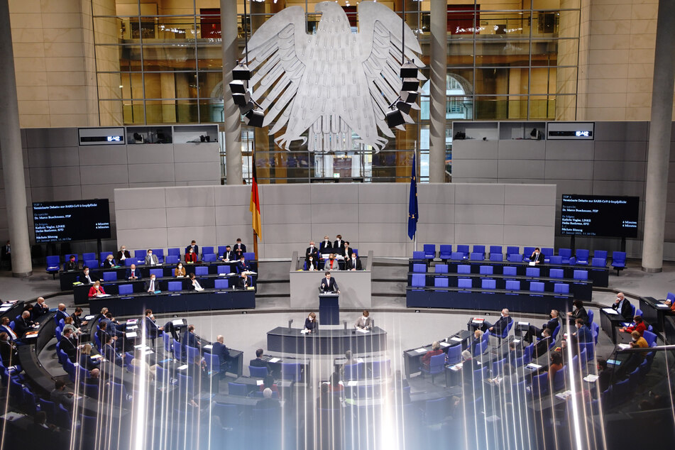 Der Bundestag diskutierte erstmals über die Einführung einer allgemeinen Impfpflicht in Deutschland.