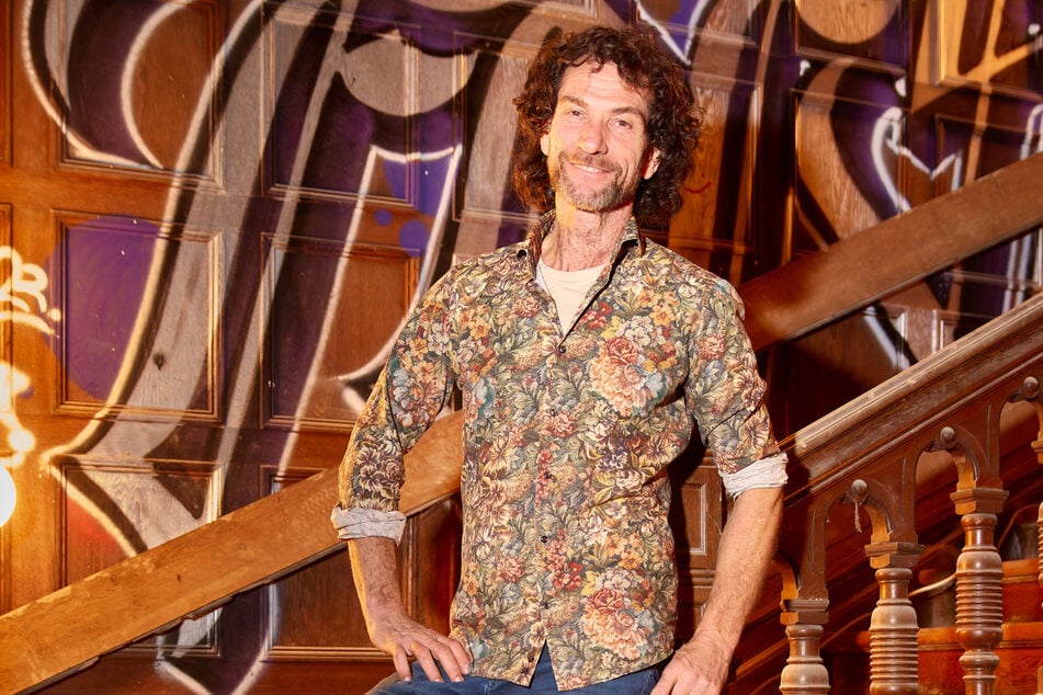 Noch ist die Villa eine Baustelle: René Kuhnt (56) auf der Eingangstreppe.