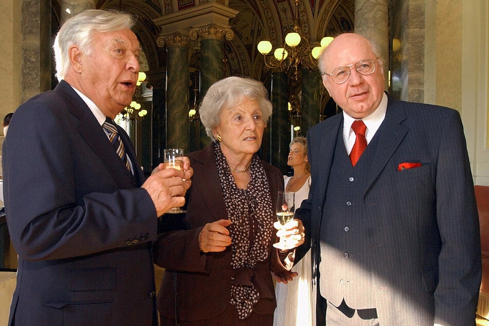 Beim Empfang zu seinem 80. Geburtstag 2006 in der Semperoper: Theo Adam (l.) mit seiner Frau Eleonore und dem damaligen Intendanten Gerd Uecker.