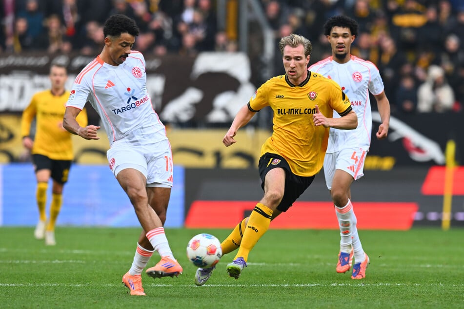 Fortuna-Akteur Emmanuel Iyoha (28, links) wurde während der Partie rassistisch beleidigt.