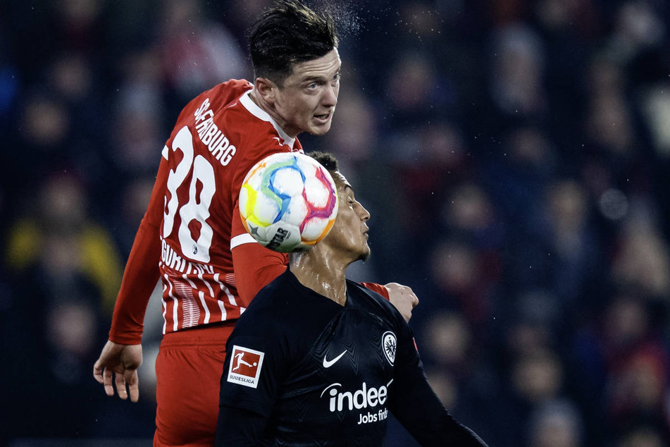 Michael Gregoritsch (l.) liefert sich mit Frankfurts Tuta ein rasantes Kopfballduell. Trotz ihrer Überlegenheit konnten die Freiburger Offensivkräfte in der ersten Halbzeit keinen Treffer erzielen.