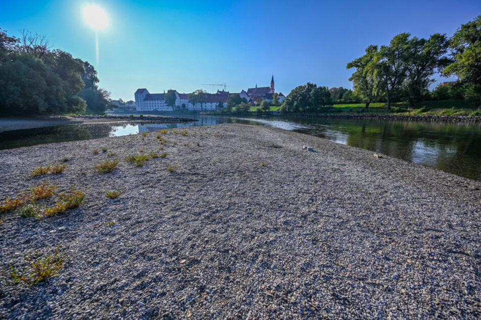 Kies liegt am Ufer der Niedrigwasser führenden Donau bei Straubing im Jahr 2020.