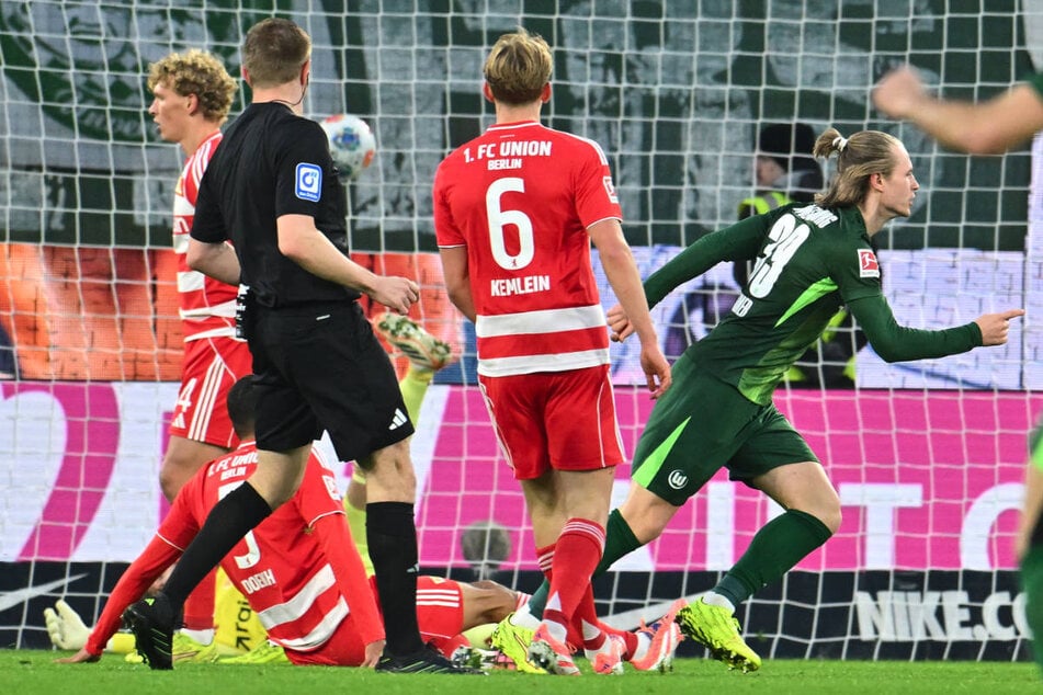 Patrick Wimmer (r.) dreht nach seinem Führungstreffer für die Wölfe zum Jubeln ab.