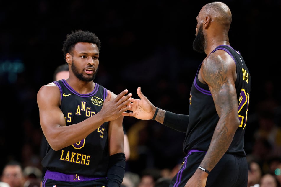 LeBron James has been able to play with his eldest son Bronny (l.) on the Los Angeles Lakers.