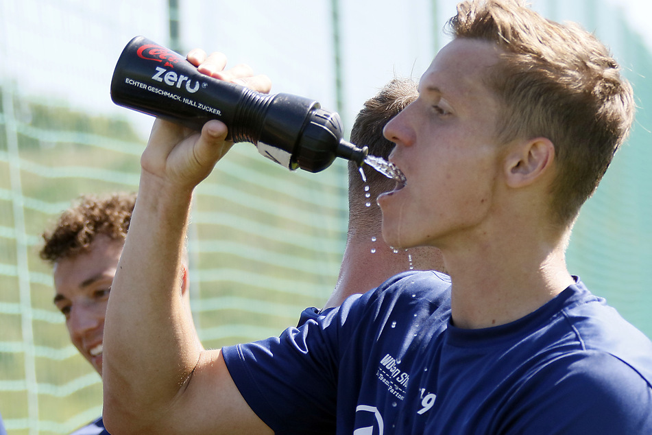 Erfrischung muss sein! Lukas Aigner nach einer kraftraubenden Trainingseinheit.