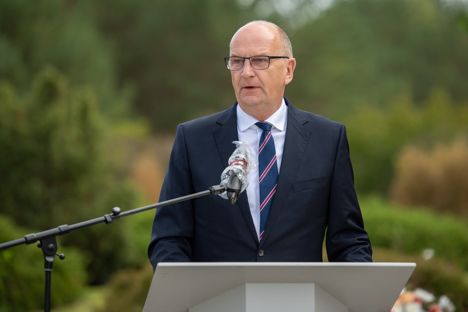 Dietmar Woidke (SPD), Ministerpräsident von Brandenburg, spricht bei der Gedenkveranstaltung zur Erinnerung an die Einrichtung des sowjetischen Speziallagers in Sachsenhausen vor 75 Jahren.