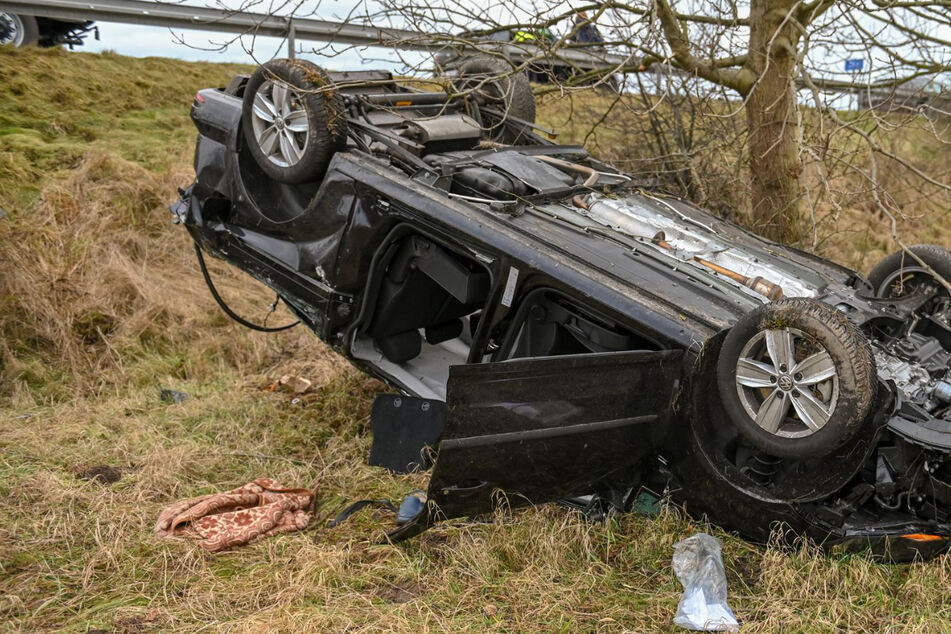 Unfall A4: Schwerer Unfall auf der A4: VW kracht gegen Leitplanke, fällt Bäume und überschlägt sich