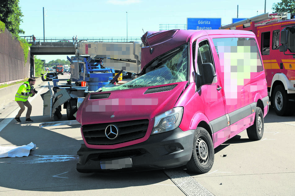 Tödlicher Unfall auf der A4 die Dresden: Die rechte Seite des Sprinters wurde bei der Kollision komplett zerstört - Beifahrer Janek (†63) hatte keine Chance.