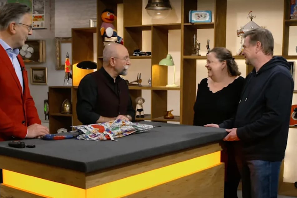 Saskia und Thomas auf Fehlheim wollen bei "Bares für Rares" einen alten Regenschirm zu Geld machen. Ihr Wunschpreis: zehn Euro.