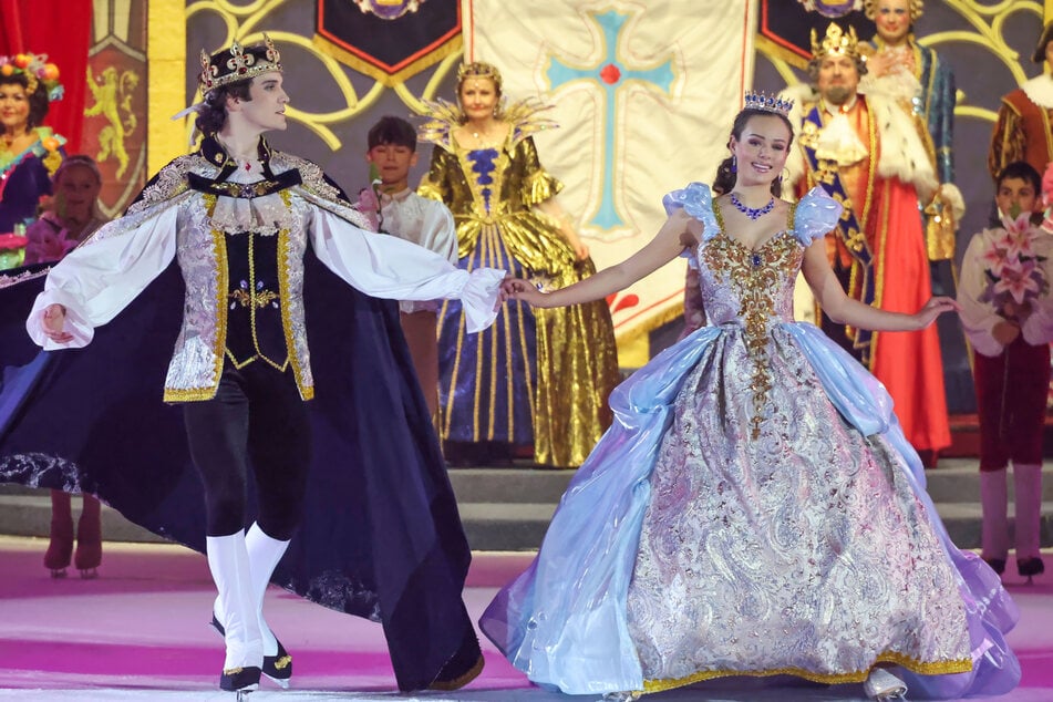 Aschenputtel tanzt mit ihrem Prinzen auf dem Eis.