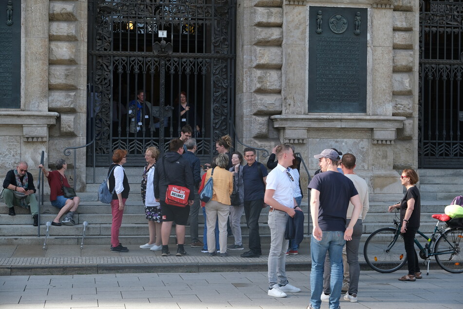 Kurz vor 18 Uhr herrschte bereits reger Andrang am Rathaus, um gemeinsam die Ergebnisse der Wahlen abzuwarten.