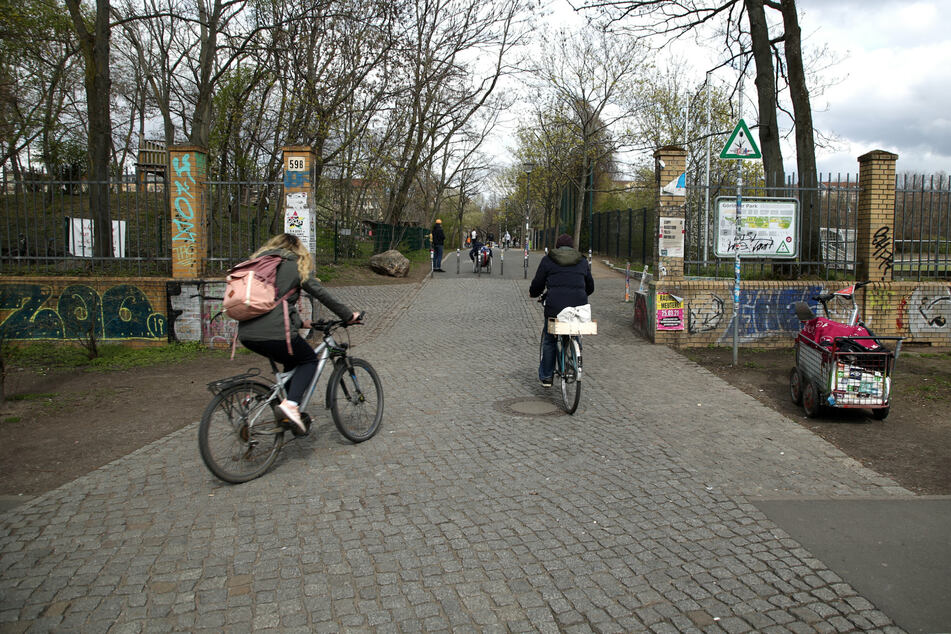 In der Glogauer Straße in Berlin-Kreuzberg wurde ein Radfahrer von einem Auto erfasst. (Archivbild)