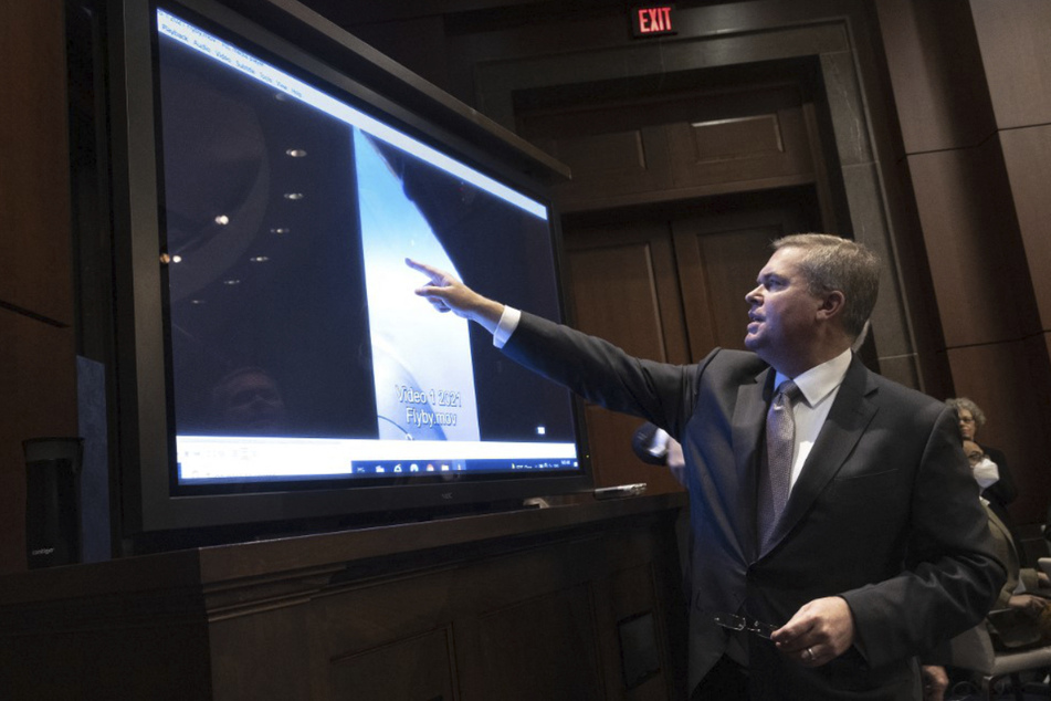 Scott Bray, Vizedirektor des Marine-Geheimdienstes (ONI), erklärt bei der Anhörung im US-Repräsentantenhaus ein Video mit einem unbekannten Flugobjekt.