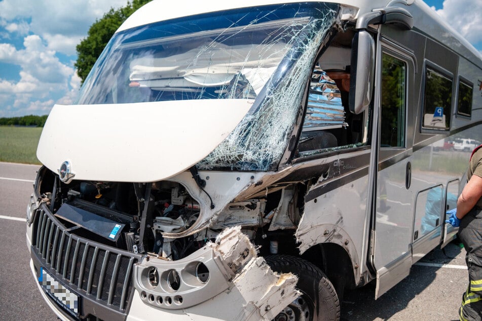 Das Wohnmobil wurde bei dem Zusammenstoß erheblich beschädigt.