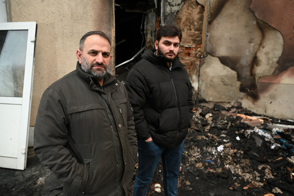 Sie sind entsetzt über einen möglichen Brandanschlag auf die Moschee: Selim (23) und Ibrahim Sezgi (50).
