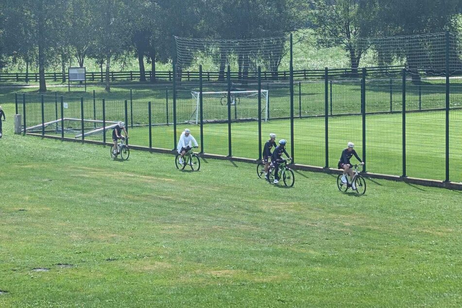 Um 10.45 Uhr - nun bei strahlendem Sonnenschein - kamen Mannschaft und Trainerteam auf ihren Fahrrädern.