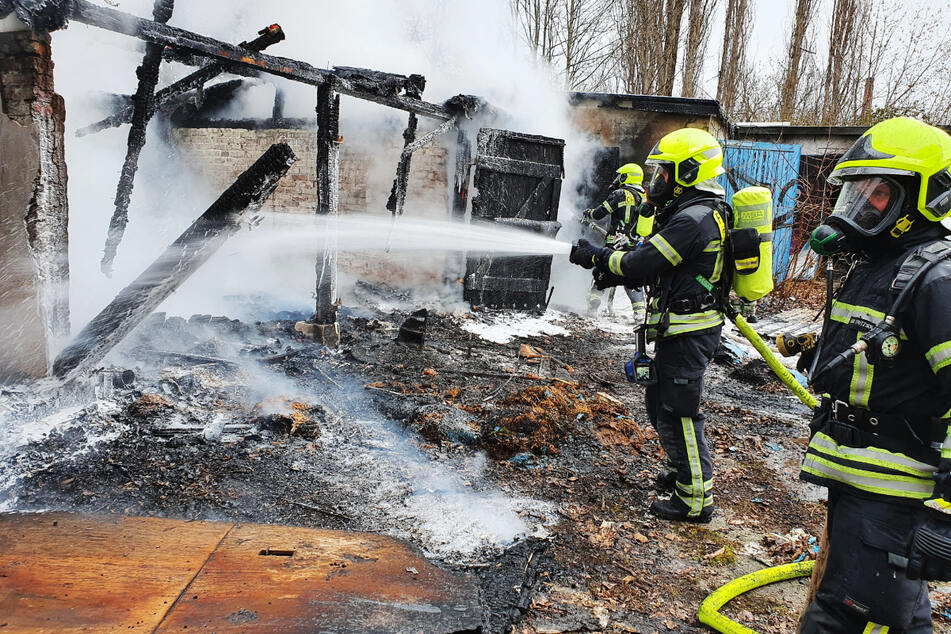 Chemnitz: Garagenbrand sorgt für etwa 100 Meter hohe Rauchsäule in Chemnitz